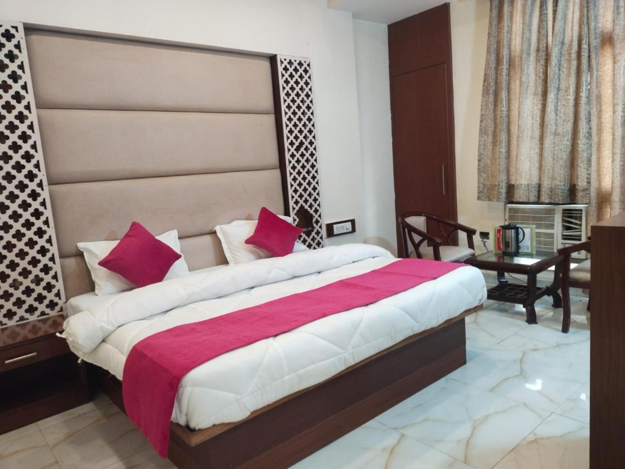 Hotel Lav Kush Deluxe At Paharganj Нью-Дели Экстерьер фото